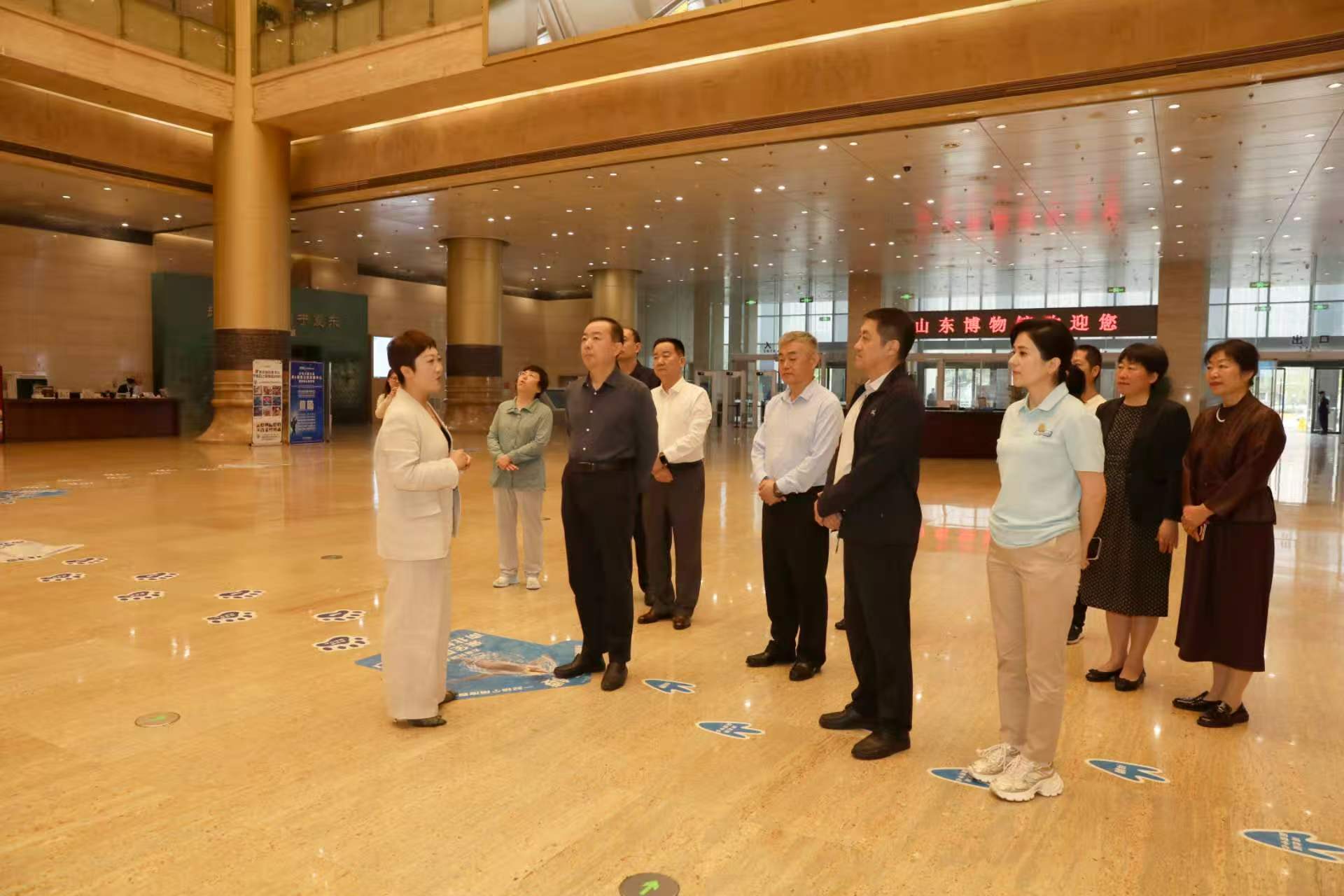 区人大常委会调研文旅商融合发展工作