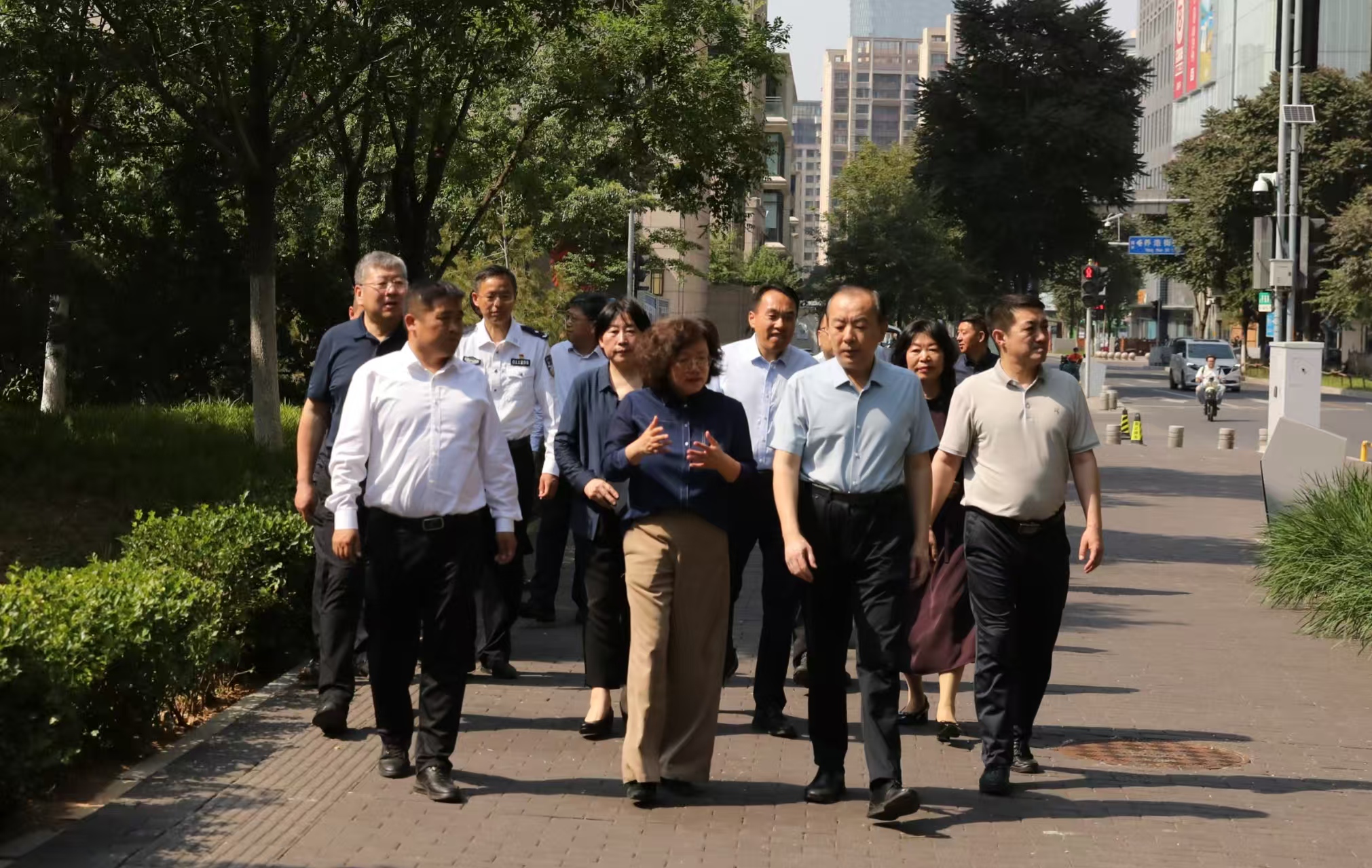 区人大常委会调研济南中央商务区“物业城市”管理工作