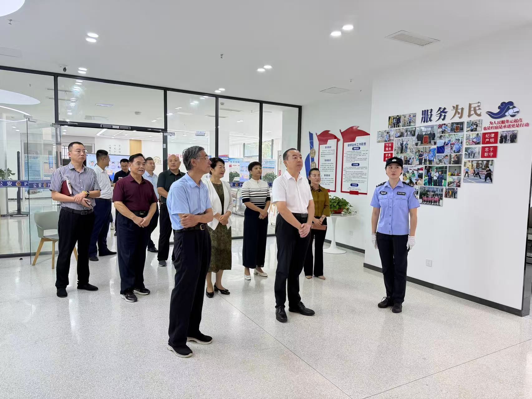 区人大常委会主任吕英伟接待选民