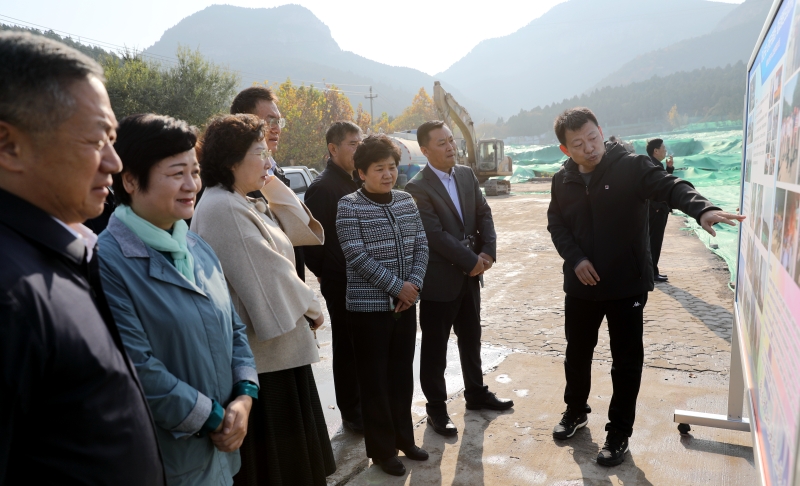 区人大常委会副主任邓向东,栾杰,郭向平,郭宝龙参加调研.